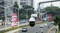 Hari ini merupakan tanggal ganjil. Jadi hanya mobil berpelat ganjil yang bisa melintas.