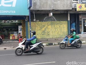Tulisan Urus Rakyatmu Jangan Kau Urus Muralku di Karawang Dihapus!