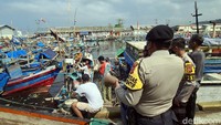 Disebut Dedy, pelaksanaan vaksinasi akan dilakukan selama 6 hari dimulai hari ini sampai Rabu (8/9/2021) depan. Target setiap hari ada 200 warga nelayan yang mengikuti vaksinasi di gerai yang disiapkan.