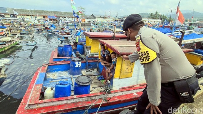 Nelayan di Pelabuhanratu Jadi Sasaran Vaksin COVID-19 Polres Sukabumi menyisir area Pelabuhan Perikanan Nusantara (PPN) Pelabuhanratu untuk mengajak para nelayan divaksin COVID-19.