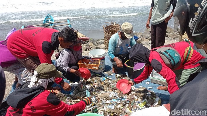 Nelayan Pangandaran keluhkan sering menjaring sampah ketimbang ikan
