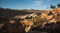 Oasis gurun di California, AS. Rumah aneh yang menyerupai tumpukan daun mati dari jauh ini terletak di gurun California. Lebih banyak gambar dari kompilasi beton, baja, tembaga, dan kaca di rumah ini.