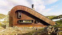 Chalet danau di Hordaland, Norwegia. Tujuan utama dari proyek ini adalah integrasi penuh dengan lanskap, dan para arsitek melakukan yang terbaik untuk mencapainya.