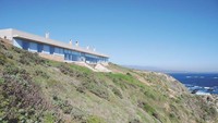 Rumah tebing di Coquimbo, Chili. Rumah yang tampak seperti kapal selam ini memiliki dua tingkat, salah satunya berada di bawah tanah.