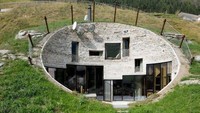 Villa Vals di Vals, Swiss. Vila ini seperti berada di bawah gua. Bentuknya pun dari luar seperti setengah lingkaran. Alasan di balik gagasan vila bawah tanah adalah undang-undang setempat: pihak berwenang melarang pendirian gedung tinggi karena itu akan merusak pemandangan. Karena itulah arsitek memutuskan untuk membangun rumah di dalam gua, yang harga pemesanan dan data lainnya dapat ditemukan di sini.