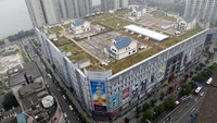 Rumah di atas Mal di Hunan, China. Pusat perbelanjaan dengan rumah-rumah di atapnya ini terletak di kota berpenduduk 4 juta orang. Karena kepadatan penduduk dan ruang kosong yang sedikit, arsitek di sana memberikan solusi membangun rumah di atas Mal. Tidak seperti biasanya bukan?