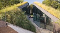Rumah istirahat di Texas, Amerika Serikat. Dari pandangan mata, rumah tersebut tak terlihat. Yang ada hanya sebuah bukit dengan rumput hijau. Namun nyatanya, rumah ini tertanam 6,5 kaki atau sekitar 2 meter di dalam tanah.