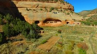 Rumah ngarai di Utah, AS. Rumah ini dibangun pada tahun 1986 oleh sepasang suami istri yang bermimpi untuk tinggal di tempat yang tenang.
