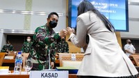 KSAD Jenderal Andika Perkasa menyapa peserta rapat di Komisi I DPR.