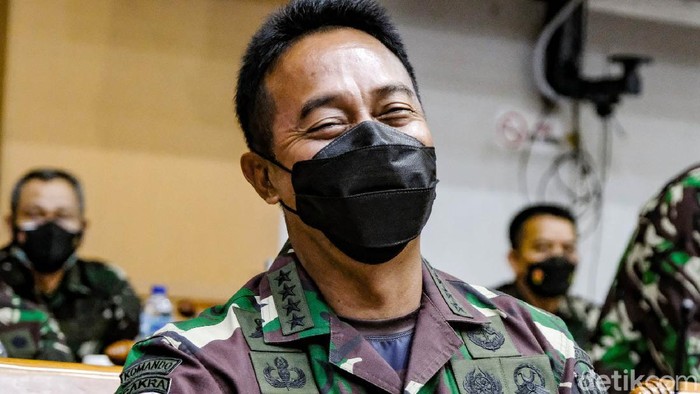 Komisi I DPR menggelar rapat bersama Wakil Menteri Pertahanan (Wamenhan) Muhammad Herindra dan Panglima TNI Marsekal Hadi Tjahjanto. KSAD Jenderal Andika Perkasa juga hadir dalam rapat tertutup tersebut.