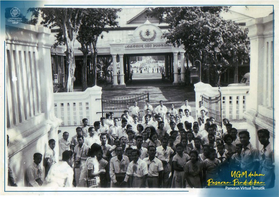 Para mahasiswa di Kampus Universitit Negeri Gadjah Mada Komplek Pagelaran Kraton Yogyakarta