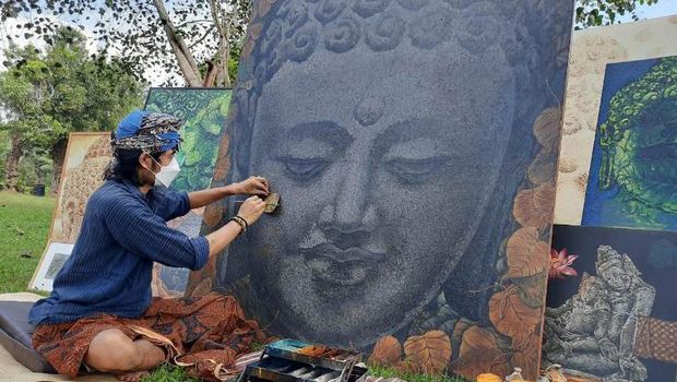Pelukis asal Borobudur, Easting Medi saat melukis yang terinspirasi daun bodhi. (Foto: Dokumentasi PT TWC