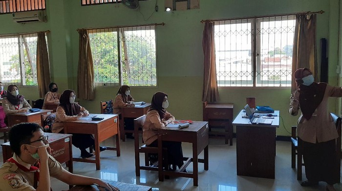 Pembelajaran Tatap Muka di SMKN 32 Jakarta,