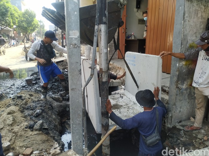 Pengerjaan proyek got di Jl Pademangan III, Jakarta Utara, 1 September 2021. (Athika Rahma/detikcom)