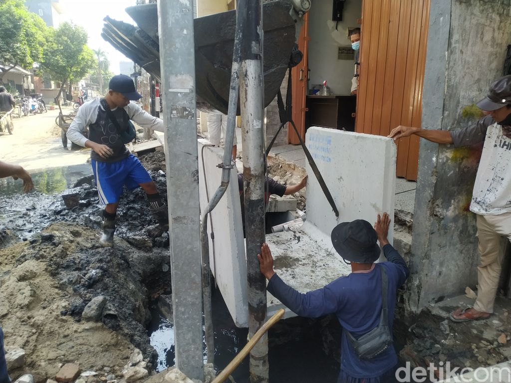 Pengerjaan proyek got di Jl Pademangan III, Jakarta Utara, 1 September 2021. (Athika Rahma/detikcom)
