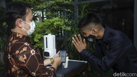 Saat mendatangi resto ia lantas diminta menunjukkan bukti vaksinasi COVID-19 sebelum memasuki area restoran.  
