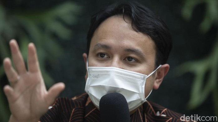 Pengusaha Diminta Beri Diskon Pengunjung yang Sudah Vaksin Wakil Menteri Perdagangan (Wamendag) Jerry Sambuaga mengunjungi Resto GIOI Menteng, Jakarta Pusat, Rabu (1/9/2021). Selain memantau penerapan protokol kesehatan ia juga berdiskusi dengan sejumlah pengusaha restoran.