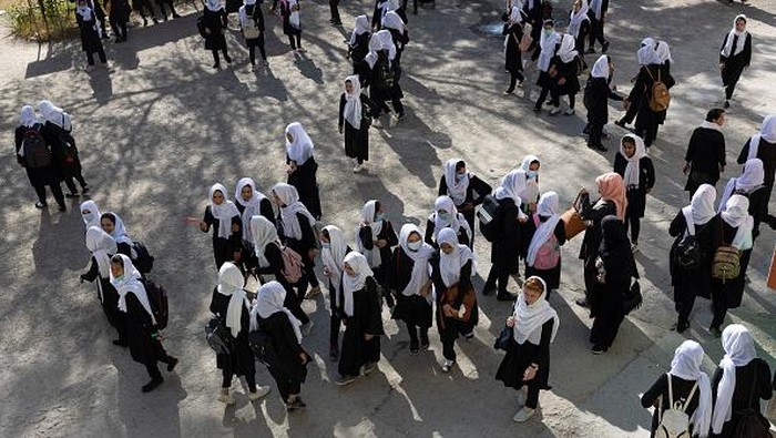 Perempuan Afghanistan Kembali Sekolah di Tengah Kekuasaan Taliban KABUL, AFG- JULY 25 : A female student listens during 10th grade class at the Zarghoona high school on July 25 2021 in Kabul, Afghanistan. The Zarghoona girls high school is the largest in Kabul with 8,500 female students attending classes. The school opened after almost a two months break due to Coronavirus. Currently there is widespread fear that the Taliban who already control around half the country will reintroduce its notorious system barring girls and women from almost all work, and access to education. The Ministry of Education has announced the opening of schools, but there are mixed reports in many areas where the Taliban have taken control or where fighting is ongoing. (Photo by Paula Bronstein /Getty Images)