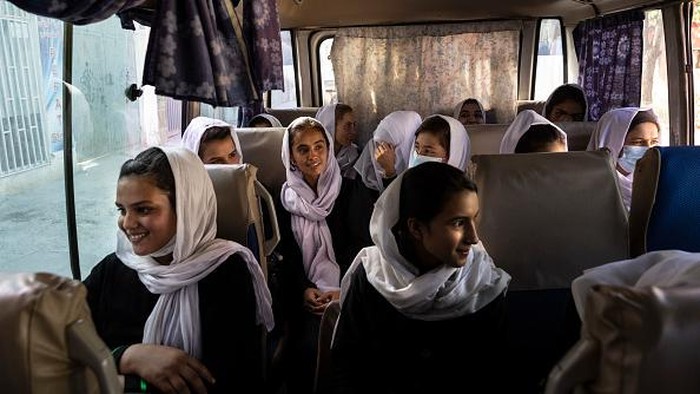 Perempuan Afghanistan Kembali Sekolah di Tengah Kekuasaan Taliban KABUL, AFG- JULY 25 : A female student listens during 10th grade class at the Zarghoona high school on July 25 2021 in Kabul, Afghanistan. The Zarghoona girls high school is the largest in Kabul with 8,500 female students attending classes. The school opened after almost a two months break due to Coronavirus. Currently there is widespread fear that the Taliban who already control around half the country will reintroduce its notorious system barring girls and women from almost all work, and access to education. The Ministry of Education has announced the opening of schools, but there are mixed reports in many areas where the Taliban have taken control or where fighting is ongoing. (Photo by Paula Bronstein /Getty Images)