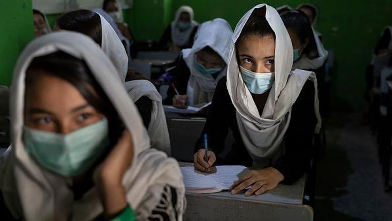 Perempuan Afghanistan Kembali Sekolah di Tengah Kekuasaan Taliban