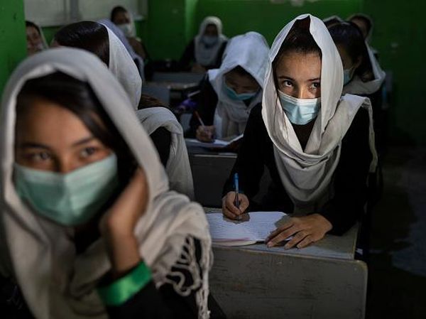 Perempuan Afghanistan Kembali Sekolah di Tengah Kekuasaan Taliban