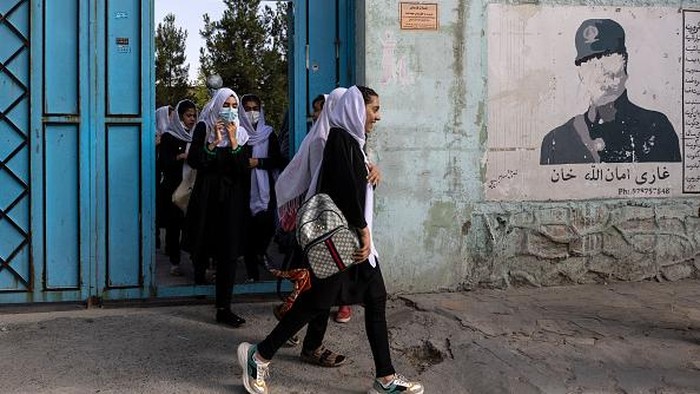 Perempuan Afghanistan Kembali Sekolah di Tengah Kekuasaan Taliban Perempuan Afghanistan Kembali Sekolah di Tengah Kekuasaan Taliban