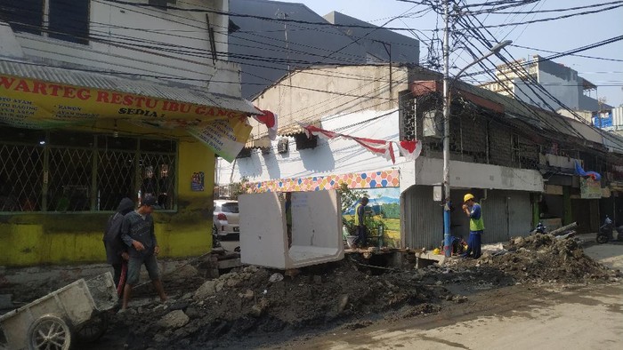 Petugas PAM mengecek saluran air bersih di Jl Pademangan III, Pademangan Timur, Jakarta Utara yang rusak.