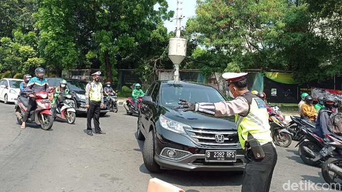 Polisi memutarbalik kendaraan berpelat genap yang akan menuju Jalan Rasuna Said Jaksel