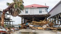 Badai menyebabkan padamnya listrik di sebagian besar Louisiana tenggara dan Mississippi selatan. Scott Clause/The Daily Advertiser via AP.