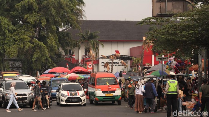 PPKM di Jawa Barat Sampai Tanggal Berapa? Ini Infonya

-- 

Kawasan Monumen Perjuangan (Monju) Kota Bandung kembali ramai oleh warga di tengah penerapan PPKM level 3. Tak sedikit pula PKL yang kembali berjualan di sana.