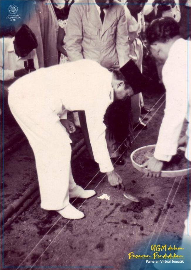 Presiden RI  Ir. Sukarno sedang memasang batu pertama Gedung Pusat UGM pada tanggal 19 Desember 1951.