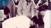 Presiden Ir. Sukarno sedang memasang batu pertama Gedung Pusat UGM pada tanggal 19 Desember 1951 di Bulaksumur. Pendirian ini kampus UGM baru ini juga tak lepas dari peran Sultan Hamengkubuwono IX yang menyediakan tanah keraton atau sultan ground. (Foto: dok. UGM)