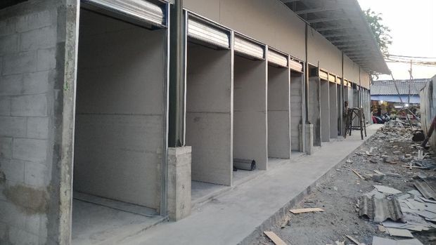 Progres pembangunan Pasar Kambing, Jakarta Pusat, Rabu (1/9/2021). Kios-kios sudah selesai dibangun.