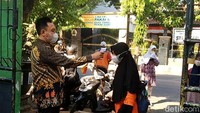 Pihak sekolah memperbolehkan siswanya untuk mengenakan pakaian bebas atau tidak berseragam.
