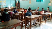 SD N Keputran 06 menggelar sekolah tatap muka terbatas yang hanya dihadiri 30 persen murid secara bergantian. 