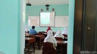 Selain menerapkan protokol kesehatan (prokes) di sekolah, siswa juga diminta membawa bekal dan makanan sendiri dari rumah.