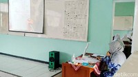 Menahun libur sekolah banyak dikeluhkan seragam sekolah yang kekecilan. Sejumlah sekolah yang hari ini menggelar PTM pun menoleransi siswanya untuk tidak mewajibkan menggunakan seragram sekolah.