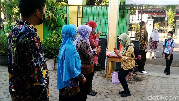 PTM Pertama, Tidak Perlu Berseragram Bisa Sekolah Hari ini, Rabu (01/09), Kota Pekalongan, Jawa Tengah, menggelar Pembelajaran Tatap Muka (PTM) yang pertama kalinya, setelah sekian lama libur sekolah. Menahun libur sekolah, banyak dikeluhkan seragam sekolah kekecilan tidak muat. Di Kota Pekalongan, sejumlah sekolah yang hari ini menggelar PTM, menoleransi siswanya untuk tidak mewajibkan siswanya untuk menggunakan sragram sekolah.