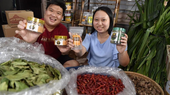REMPAH PEMBAWA BERKAH Pemilik UMKM Edelweiss Rudy Eko Yulianto (kiri) dan Aloysia Kurniadi (kanan) berpose dengan produk mereka di UMKM Edelweiss di Madiun, Jawa Timur.