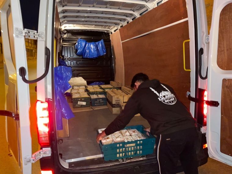 Restoran Palestina di Inggris Bagikan 600 Porsi Makanan untuk Pengungsi Afghanistan