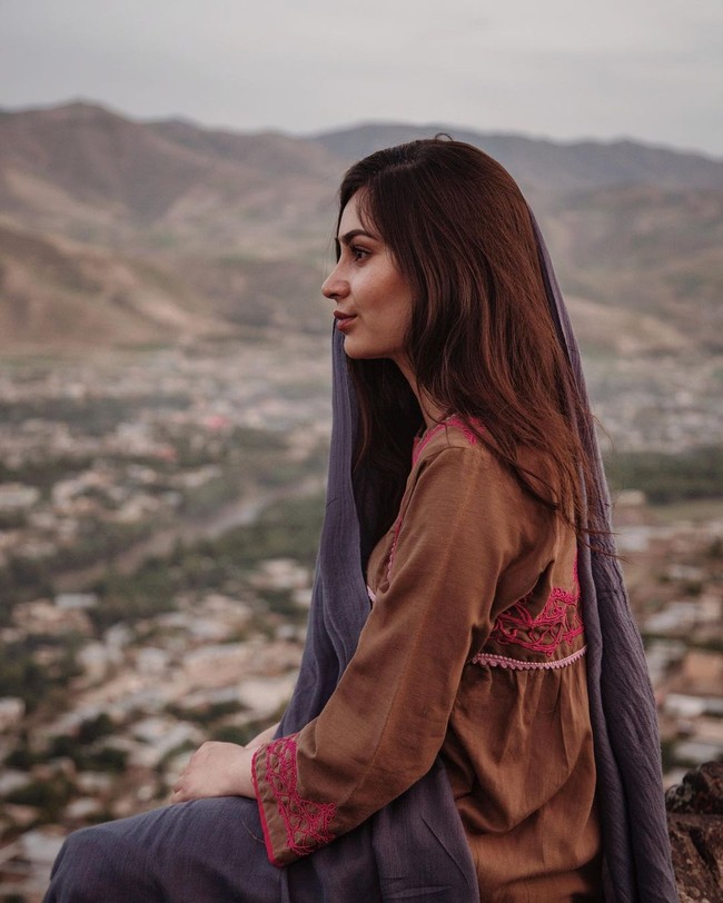 Roya Heydari adalah seorang fotografer dan pembuat film asal Afghanistan. Seperti kebanyakan orang di sana, ia berniat untuk melarikan diri untuk melindungi nyawa mereka. Meski sudah berhasil keluar dari sana, wanita cantik itu dilakukan dengan berat hati. Foto: Instagram @roya_heydari