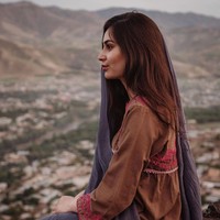 Roya Heydari adalah seorang fotografer dan pembuat film asal Afghanistan. Seperti kebanyakan orang di sana, ia berniat untuk melarikan diri untuk melindungi nyawa mereka. Meski sudah berhasil keluar dari sana, wanita cantik itu dilakukan dengan berat hati. Foto: Instagram @roya_heydari