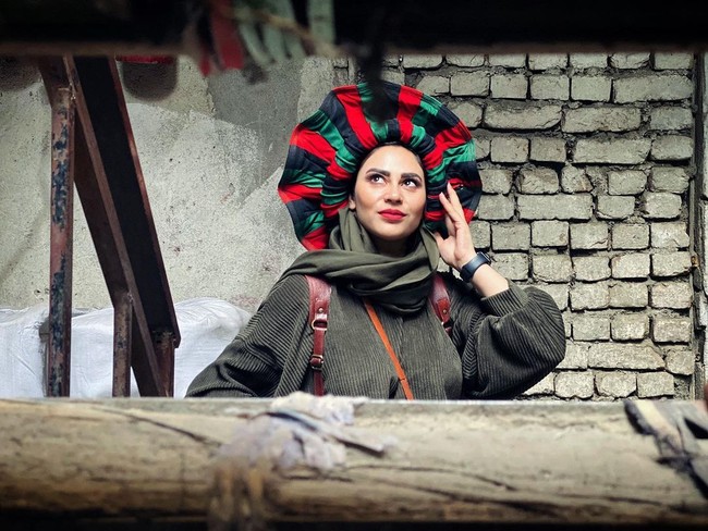 Kematian hanya datang sekali, aku tidak takut mereka membunuhku. Apa yang aku takutkan adalah dibelenggu, tidak bisa keluar dan meneruskan pekerjaanku, ujarnya. Foto: Instagram @roya_heydari