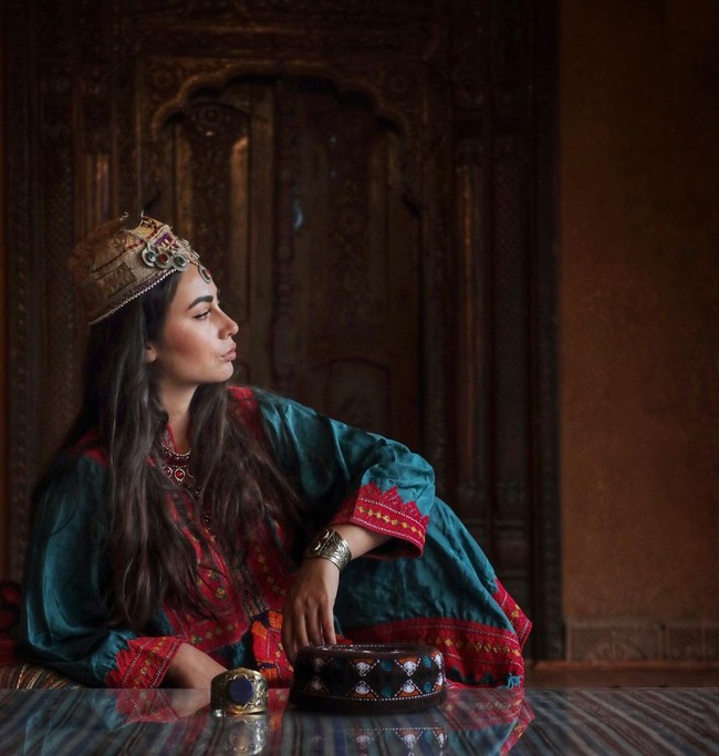 Roya Heydari sendiri lahir dalam pengasingan dan baru kembali ke Afghanistan di usia 10 tahun. Selama hidup di Afghanistan, ia mengaku mengalami sejumlah kesulitan dan pernah diancam oleh sejumlah kelompok. Foto: Instagram @roya_heydari