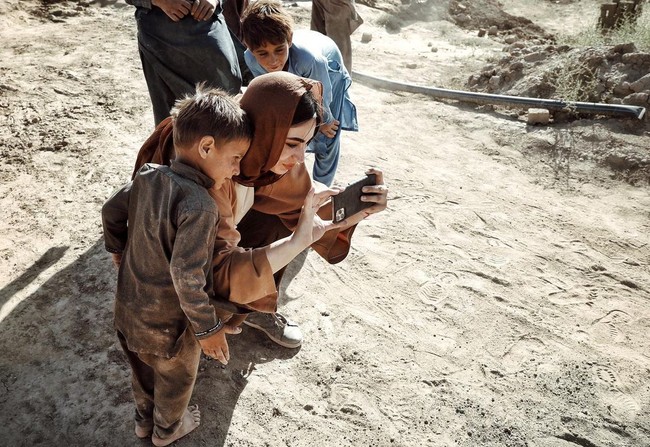 Sekali lagi, aku memulai dari awal. Aku hanya mengambil kameraku dan jiwa mati untuk melintasi samudera. Dengan hati yang berat, selamat tinggal tanah airku. Sampai bertemu lagi, tulisnya di Twiiter. Foto: Instagram @roya_heydari