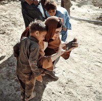 Sekali lagi, aku memulai dari awal. Aku hanya mengambil kameraku dan jiwa mati untuk melintasi samudera. Dengan hati yang berat, selamat tinggal tanah airku. Sampai bertemu lagi, tulisnya di Twiiter. Foto: Instagram @roya_heydari