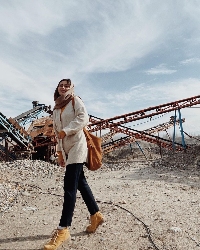 Roya bahkan pernah berhadapan dengan berbagai serangan dan ledakan tapi menurutnya banyak pembelajaran yang membuatnya bersyukur masih hidup sampai sekarang. Foto: Instagram @roya_heydari