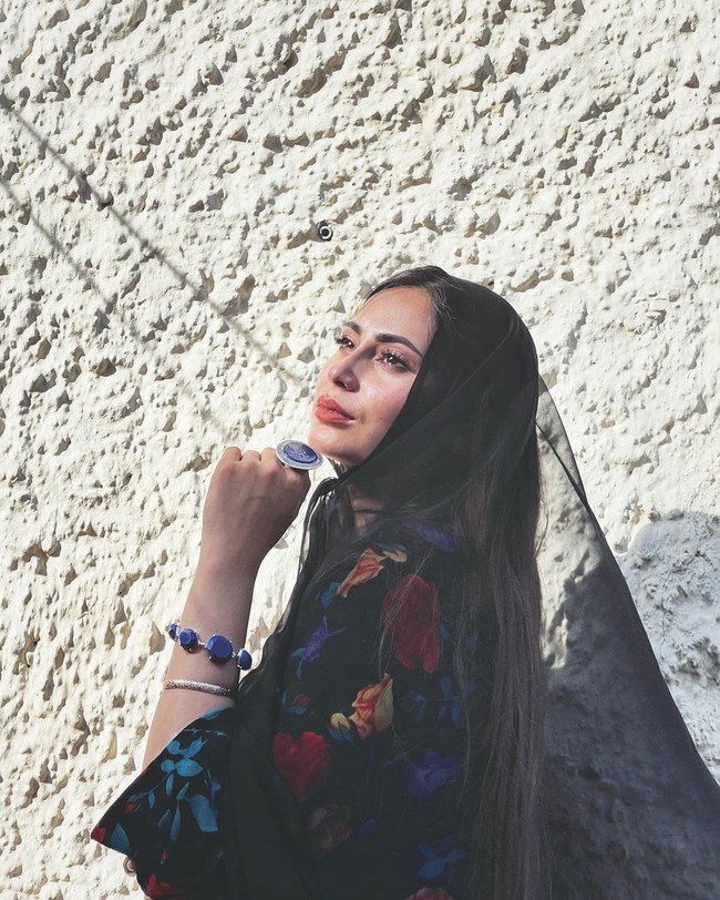 Dalam tulisannya di Instagram, Roya mengaku jika hidup di Afghanistan memang tidak pernah mudah. Dikatakan jika banyak momen tidak terduga tapi menurut itu tidak berarti negara itu bisa ditinggali. Tapi sepertinya tidak setelah Taliban berkuasa.  Foto: Instagram @roya_heydari