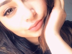 10 Foto Fotografer Cantik Afghanistan yang Melarikan Diri dari Taliban