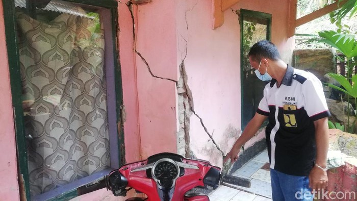 Rumah warga di Sumedang retak imbas pergerakan tanah.